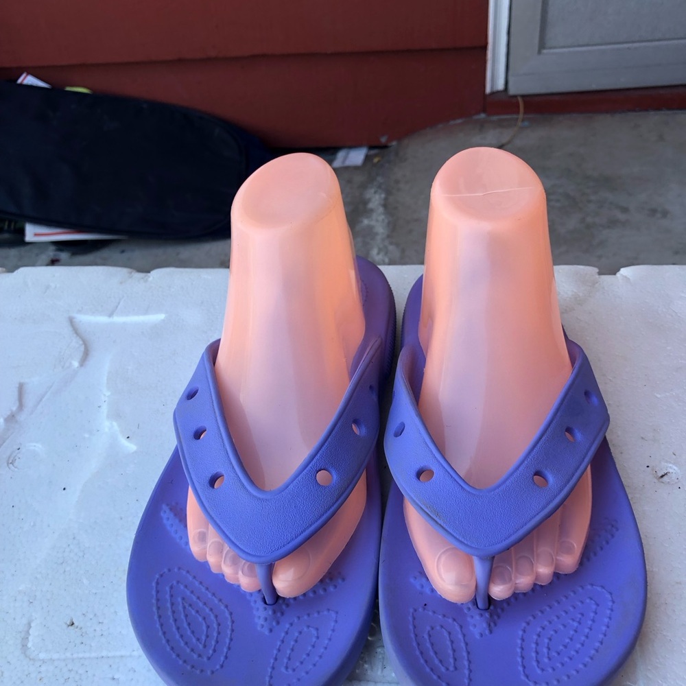 Crocs Classic Women’s Flip Flops Solid Digital Violet Size W9 - Picture 2 of 16